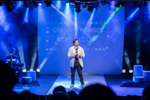 Famoso por interpretar Dilma Rousseff, humorista Gustavo Mendes apresenta “Atrevido” em Fortaleza