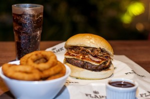 Flank Steak Burger comemora aniversário de 1 ano com lançamento do Flank da Terra