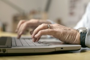 Curso de informática para idosos com inscrições abertas no Sesc