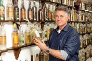No Dia da Cachaça, Delfino Golfeto, o Embaixador da Cachaça no Brasil, explica como avaliar uma boa cachaça de alambique