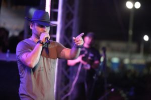 Véspera de feriado reúne Felipão, Zé Cantor e Samyra Show no Faroeste