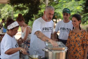 Alex Atala e Felipe Ribenboim reúnem convidados na Fazenda Santa Julieta Bio