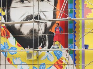 Artista plástico brasileiro deixa sua marca na Bósnia com homenagem a Luciano Pavarotti