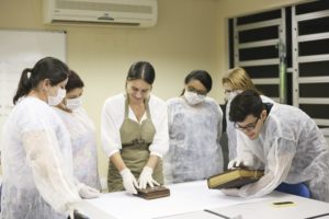 Museu da Fotografia Fortaleza  realiza oficina especial para quem deseja aprender a conservar e restaurar obras