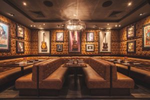 Hard Rock Café Fortaleza terá 52 itens originais de artistas internacionais para compor decoração do ambiente