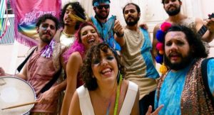 Sucessos dos anos 1990 e 2000 carnavalizam o primeiro dia do Bloco Sesc Folia