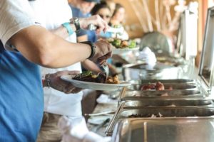 Samba de mesa, batucada, buffet de churrasco e open bar agitam o pré-carnaval do Aquiraz Riviera