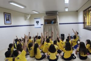 Instituição entrega kits pedagógicos para crianças em situação de pobreza e vulnerabilidade social no Ceará