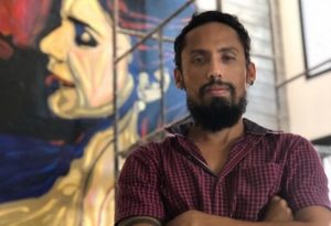 Artista cearense, Juca Máximo expõe obras na Índia e é capa da revista Exclamation Magazine, na Flórida