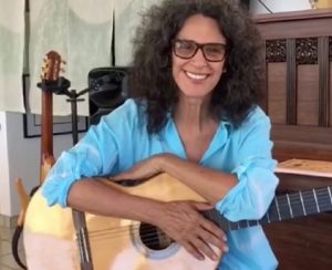 Simone reúne amigos e fãs na live de domingo
