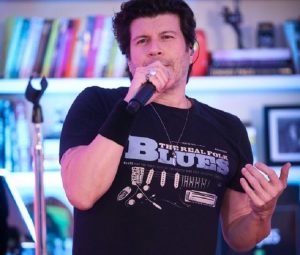 Paulo Ricardo faz live em homenagem ao namorados