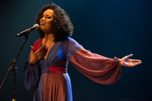 Canal Bis exibe o show inédito “Teresa Cristina canta Noel: Batuque é um Privilégio”