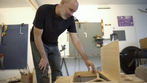 Marcius Galan mostra atelier na  série Bastidores