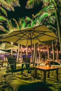 Gastronomia, reggae, surf music e rap animam noite  na Praia do Futuro