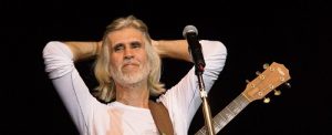 Oswaldo Montenegro faz live solidária no YouTube