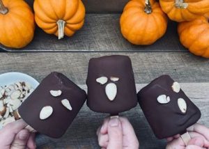 Para comemorar o Halloween com picolé de cookie