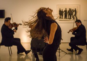 Bailarinos “dançam” obras do MAC USP