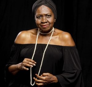 Áurea Martins encerra a programação de shows do Festival Poemúsica