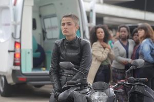 Maria Casadevall vive motogirl no filme ‘Garota da Moto’