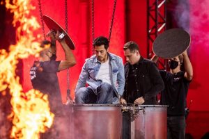 Ilusionistas Henry Vargas e Klauss Durães tentam escapar do fogo, a mais de sete metros de altura, no terceiro episódio da série “Ilusões de Risco”, do “Fantástico”