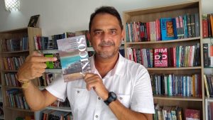 Alberto Perdigão lança livro de poemas no Teatro São José