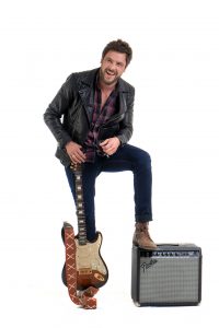 Sergio Guizé faz shows do álbum “À deriva” no Rio de Janeiro