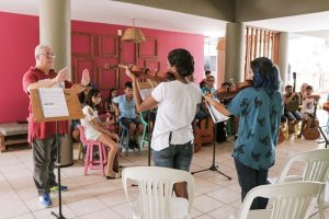 Tapera das Artes implementa ensino de música em escolas públicas do município de Aquiraz com projeto Musicando com Crianças