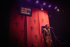 Murillo Ramos apresenta “Um Artista da Luz Vermelha” no Theatro José de Alencar