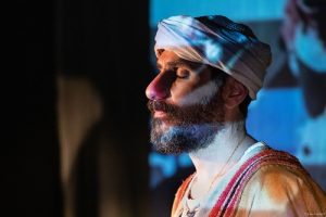 Adaptado do clássico de Khalil Gibran, espetáculo “O Profeta” estreia nacionalmente em Fortaleza