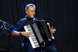 Adelson Viana faz show e lança documentário no Cineteatro São Luiz