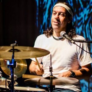 Carlinhos Perdigão recebe homenagem em show coletivo no CCBNB Fortaleza