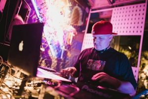 Festa  Abduzidah movimenta a véspera de feriado em Fortaleza