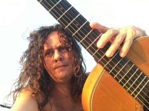 Isaac Cândido canta Fagner no Cineteatro São Luiz