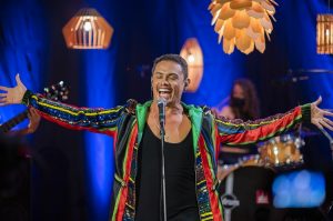 Silvero Pereira canta e interpreta Belchior em novo show  no Cineteatro São Luiz