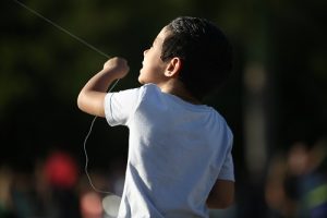 Shopping Iguatemi Bosque realiza revoada com distribuição  pipas no Dia das Crianças