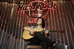 Gabriel Aragão, vocalista do Selvagens à Procura de Lei, lança projeto solo no Hard Rock Cafe