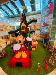 Shoppings RioMar em Fortaleza trazem decorações temáticas em clima de “Natal do Mickey”