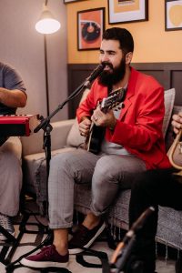 Cantinho do Frango recebe lançamento do livro “A Geometria dos Dias”, de Marcus Moura Tavares, shows com Luisinho Magalhães, Killer Queen Trio e Lucas Barreto