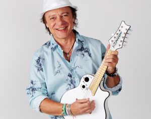 Armandinho faz show em  homenagem a Moraes Moreira no Cineteatro São Luiz