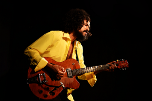 Zéis lança novo disco, “Sinal de Fumaça” com show na Casa Absurda