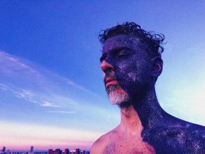 Ayrton Pessoa Bob faz show de lançamento do EP Aurora na Casa Absurda