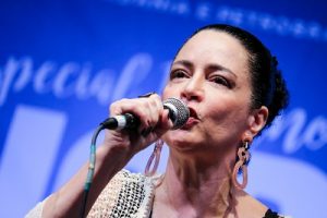 Idilva Germano faz show com clássicos do jazz e da música brasileira no projeto Jazz em Cena