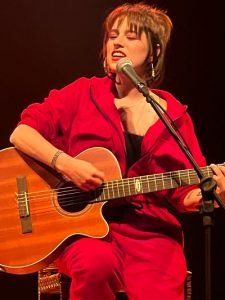 [rj] Monique Kessous celebra 15 anos de carreira em show intimista no Dolores Club