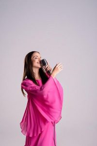 Giovana Bezerra homenageia cantoras brasileiras em show no Teatro RioMar Fortaleza