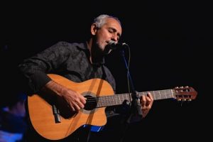 Rodger Rogério e Rogério Franco fazem show intimista no Estúdio Estação Fronteira