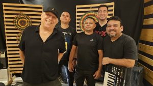 André Marinho e banda Os Verdinhos apresentam o show autoral “Blues Rock Popular Brasileiro” no Esquina Brasil