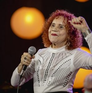 Show coletivo celebra os 80 anos da cantora Téti no Cineteatro São Luiz