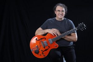 Davi Duarte faz show intimista no estúdio Estação Fronteira