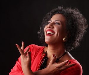 Indiana Nomma faz show tributo à Mercedes Sosa no Cineteatro São Luiz