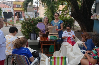 Performance Bordando a Vida costura encontros entre arte, memória e cidade em espaços de Fortaleza